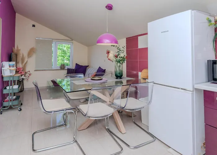 Apartamento Gorgeous In With Wifi Nin